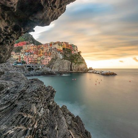 L' Attico Giallo Oro Di Giulia Manarola Bagian luar foto