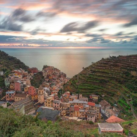 L' Attico Giallo Oro Di Giulia Manarola Bagian luar foto