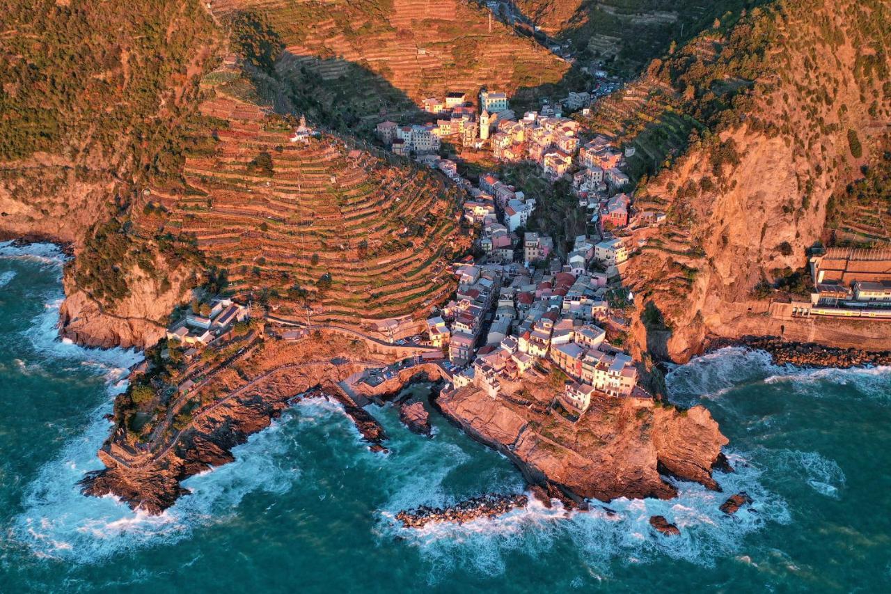 L' Attico Giallo Oro Di Giulia Manarola Bagian luar foto