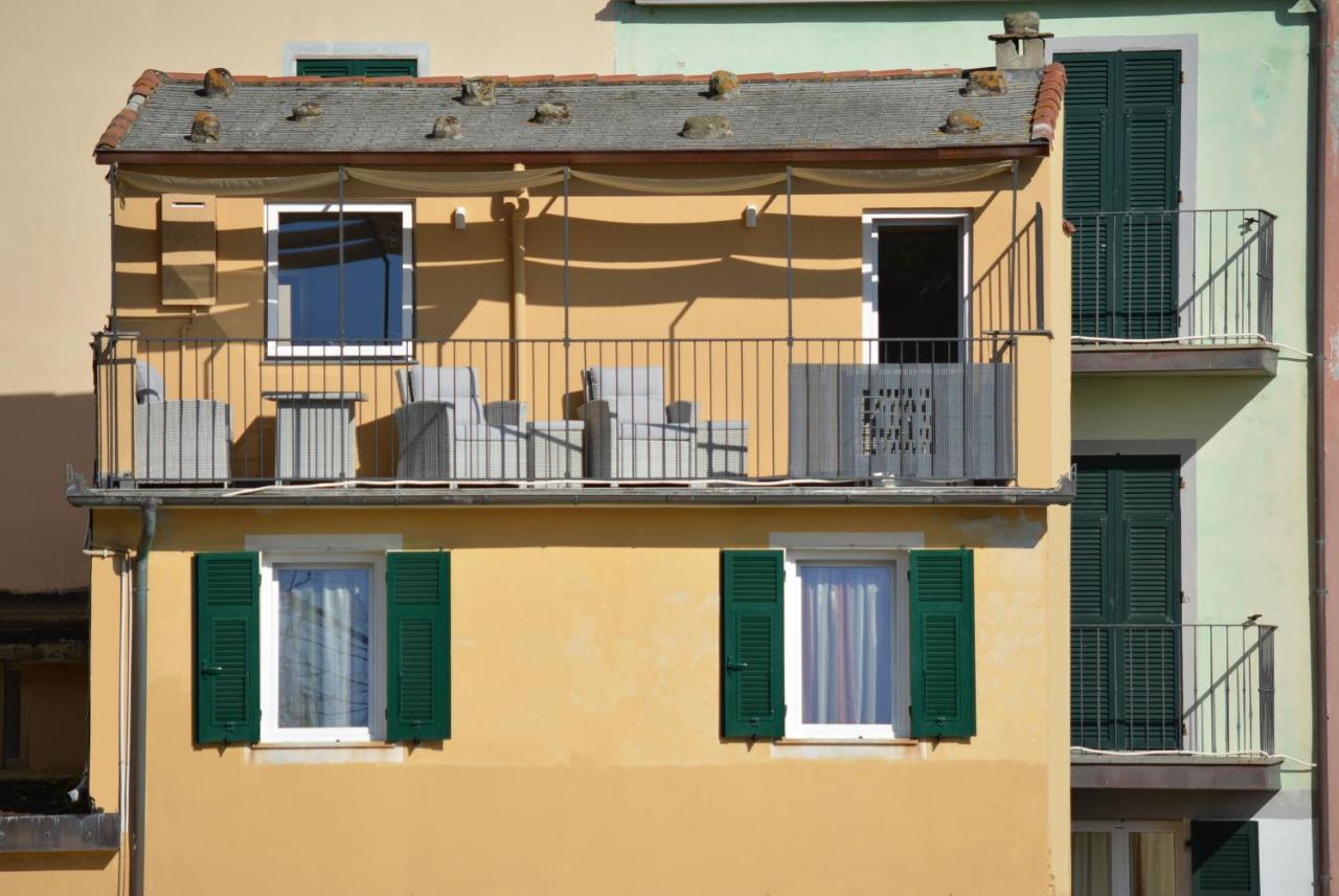 L' Attico Giallo Oro Di Giulia Manarola Bagian luar foto