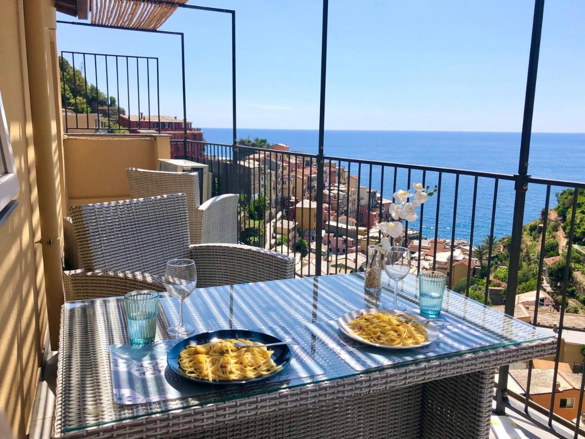 L' Attico Giallo Oro Di Giulia Manarola Bagian luar foto