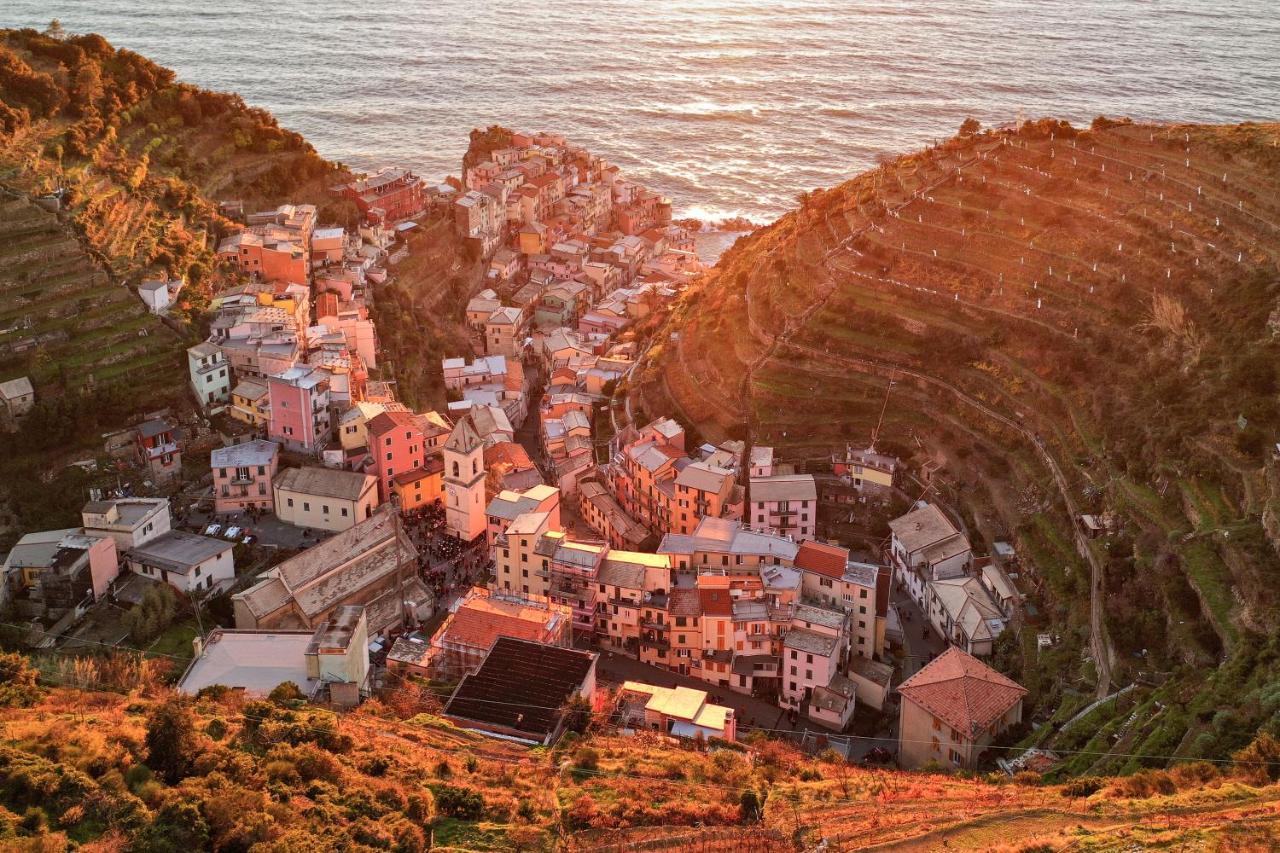 L' Attico Giallo Oro Di Giulia Manarola Bagian luar foto