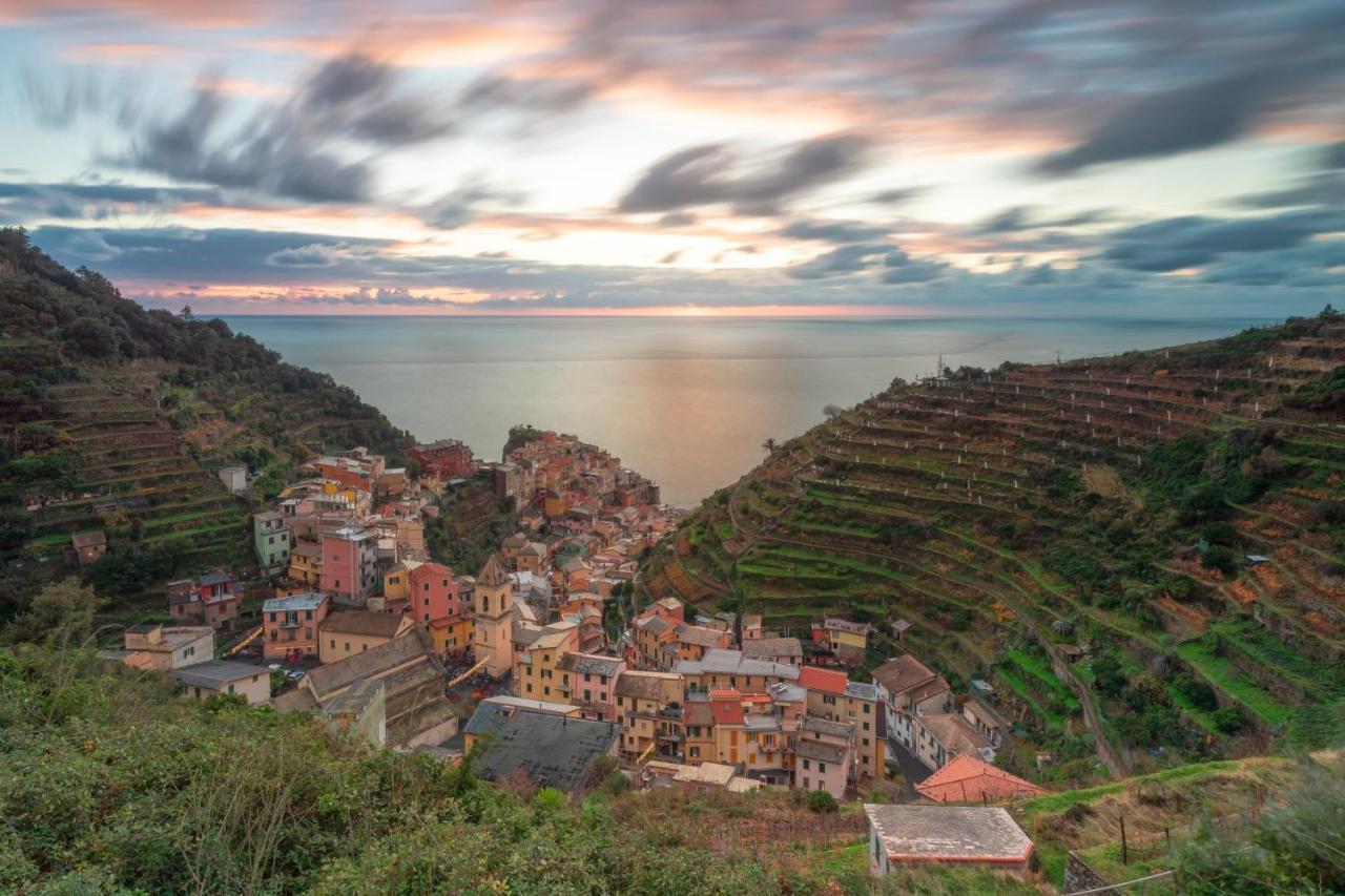 L' Attico Giallo Oro Di Giulia Manarola Bagian luar foto